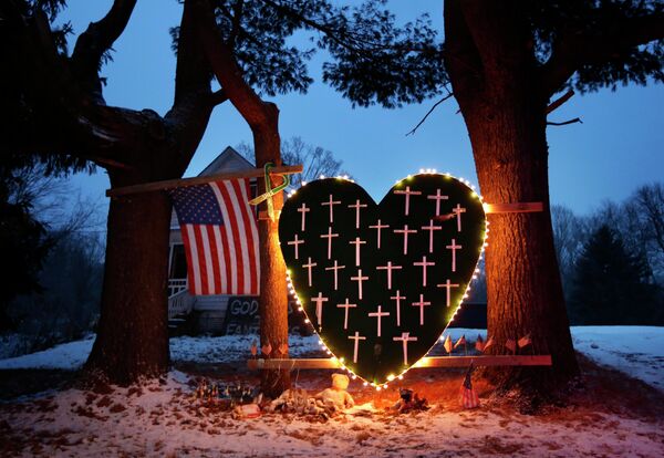 A memorial to the victims of the December 2012 shootings at Sandy Hook Elementary School. Residents of Newtown, Conn. say the shooter's home is a a constant reminder of the evil that resided there. - Sputnik International