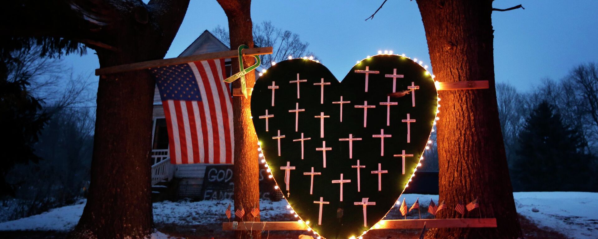 A memorial to the victims of the December 2012 shootings at Sandy Hook Elementary School. Residents of Newtown, Conn. say the shooter's home is a a constant reminder of the evil that resided there. - Sputnik International, 1920, 16.02.2022