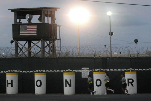 Soldiers run in front of the Honor Bound sign at Joint Task Force Guantanamo’s Camp Delta. - Sputnik International