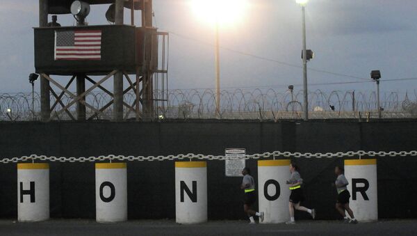 Soldiers run in front of the Honor Bound sign at Joint Task Force Guantanamo’s Camp Delta. - Sputnik International