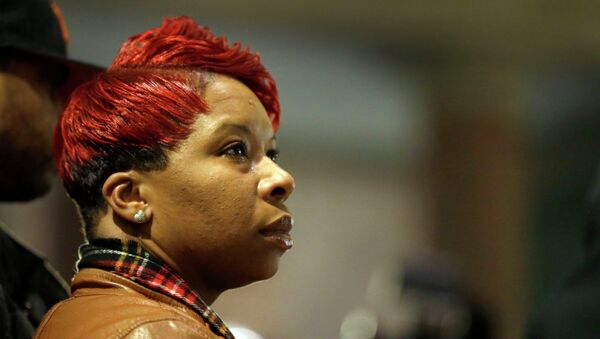 Lesley McSpadden, the mother of Michael Brown, prepares to speak to a crowd of supporters, Friday, Dec. 5, 2014, in Jefferson City, Mo. - Sputnik International