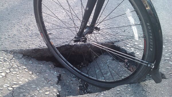 A huge pothole threatens bicyclers who are not extremely vigilant - Sputnik International