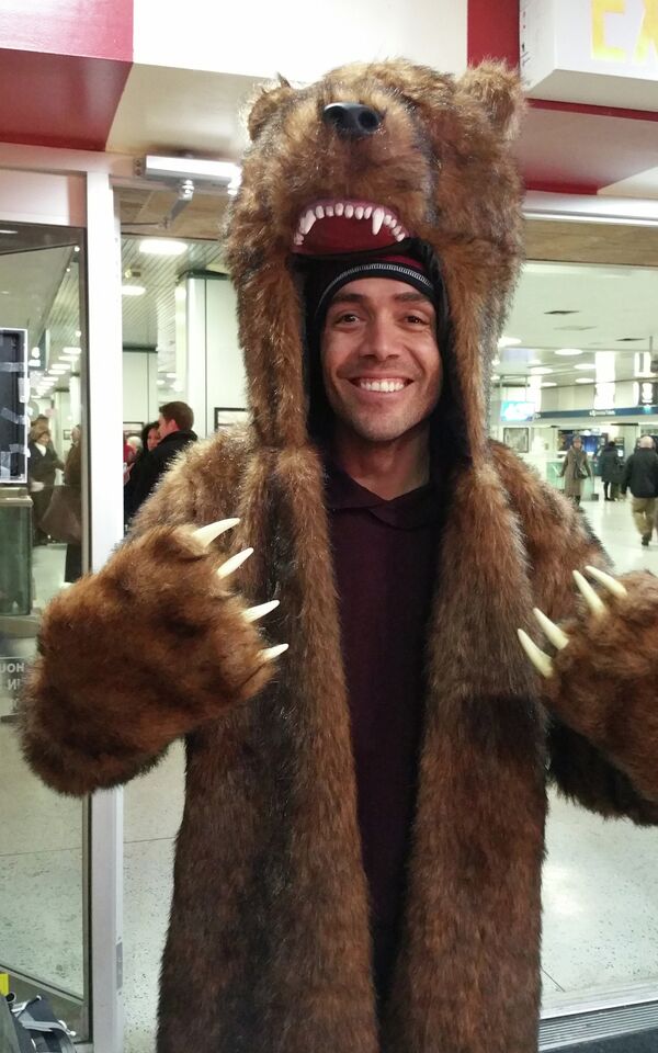 Dressed in grizzly bear garb, Cicero Goncalves looks to be well prepared for snowy weather as he waits in New York's Penn Station for a train to Vermont, Sunday, Jan. 26, 2015. Goncalves was headed north for some snowboarding, and was traveling by train because he expected the flight he had hoped to take would be canceled due to a storm that could dump 2 to 3 feet of snow from starting Monday.  - Sputnik International