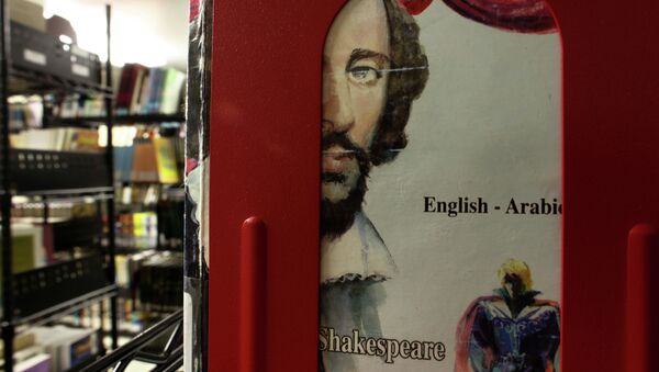 A section of books by William Shakespeare in English and Arabic are shelved in the library at Guantanamo Bay. - Sputnik International