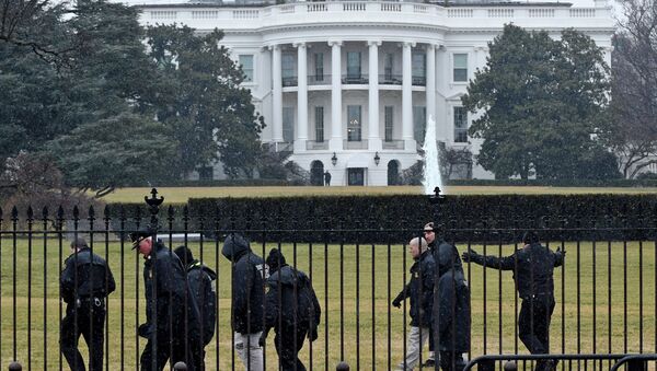 Secret Service officers search the south grounds of the White House in Washington, Monday, Jan. 26, 2015. - Sputnik International