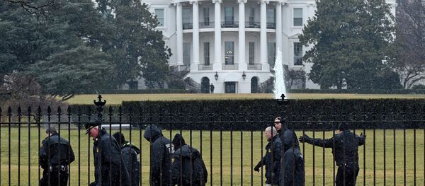 Secret Service officers search the south grounds of the White House in Washington, Monday, Jan. 26, 2015. - Sputnik International