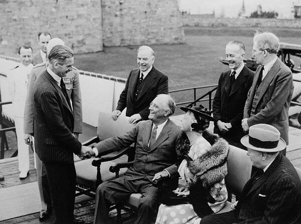 President Franklin Delano Roosevelt greeting Hon. Anthony Eden during the Quebec Conference, August, 1943. - Sputnik International