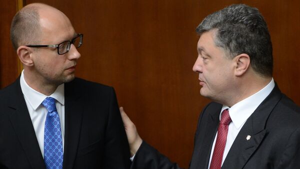 Ukrainian President Petro Poroshenko (right) and Prime Minister Arseny Yatsenyuk (left) - Sputnik International