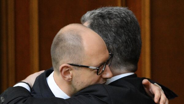 Ukrainian President Petro Poroshenko (right) and Prime Minister Arseny Yatsenyuk (left). - Sputnik International