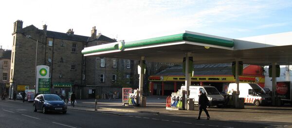 Oil and gas giant BP has confirmed that its quarterly profits have slipped considerably amid falling world oil prices and lower earnings from its investments in Russia’s Rosneft. - Sputnik International