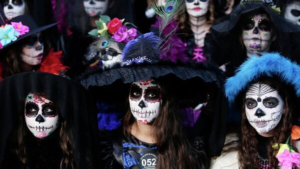 The Day of the Dead is celebrated in Mexico with thousands of people taking to the streets on Saturday, dressed up as corpses - Sputnik International