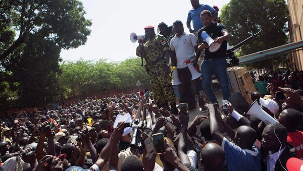Colonel Zida speaks to anti-government protesters in front of army headquarters in Ouagadougou, capital of Burkina Faso. - Sputnik International