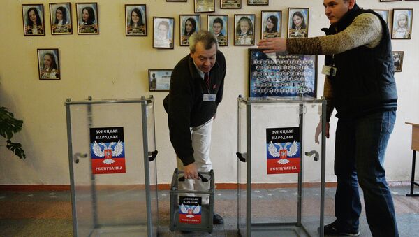 Members of an election commission in school No.1 of Donetsk. - Sputnik International