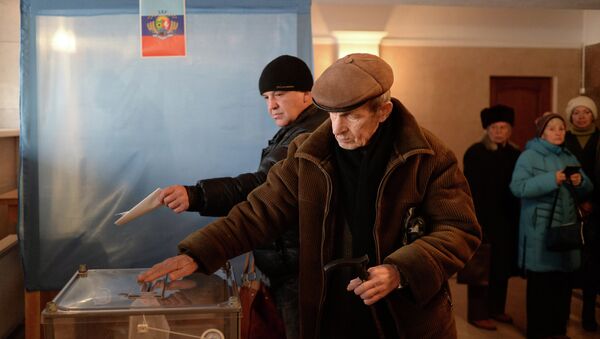 Lugansk residents vote on elections of the head of the Luhansk People's Republic and deputies of National Council of the republic - Sputnik International
