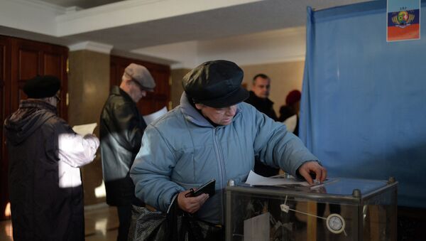Lugansk residents vote on elections of the head of the Luhansk People's Republic and deputies of National Council of the republic - Sputnik International