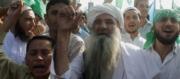 Supporters of Pakistan's religious party Jamaat-e-Islami rally to condemn the court verdict against Bangladeshi religious leader. - Sputnik International