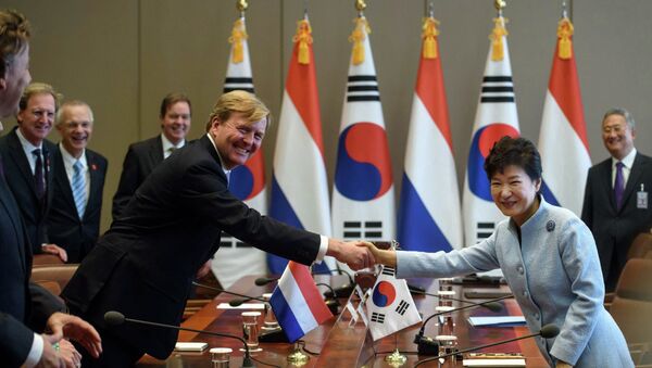 King Willem Alexander of the Netherlands shakes hands with South Korean President Park Geun-hye prior to a meeting at the Presidential Blue House in Seoul, November 3, 2014 - Sputnik International