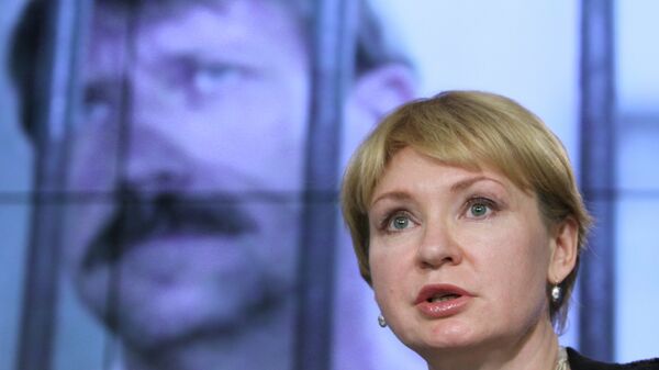 Alla Bout stands in front of a photograph of her imprisoned husband Viktor Bout - Sputnik International