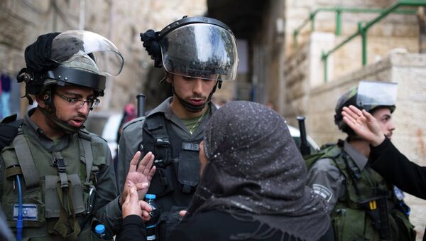 A Palestinian woman argues with Israeli border police near the Lions Gate in the Old City of Jerusalem. - Sputnik International