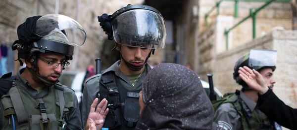 A Palestinian woman argues with Israeli border police near the Lions Gate in the Old City of Jerusalem A Palestinian woman argues with Israeli border police near the Lions Gate in the Old City of Jerusalem - Sputnik International