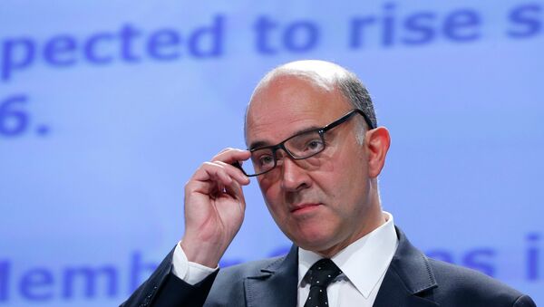 European Commissioner for Economic and Financial Affairs Pierre Moscovici presents the EU executive's autumn economic forecasts during a news conference at the EU Commission headquarters in Brussels November 4, 2014 - Sputnik International