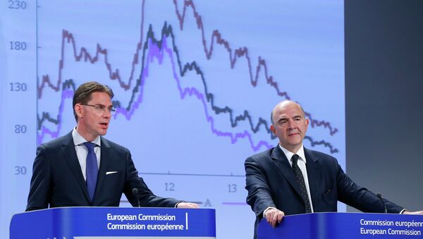 European Commissioner for Jobs, Growth, Investment and Competitiveness Jyrki Katainen (L) and European Commissioner for Economic and Financial Affairs Pierre Moscovici present the EU executive's autumn economic forecasts during a news conference at the EU Commission headquarters in Brussels November 4, 2014 - Sputnik International