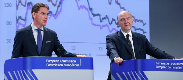European Commissioner for Jobs, Growth, Investment and Competitiveness Jyrki Katainen (L) and European Commissioner for Economic and Financial Affairs Pierre Moscovici present the EU executive's autumn economic forecasts during a news conference at the EU Commission headquarters in Brussels November 4, 2014 - Sputnik International