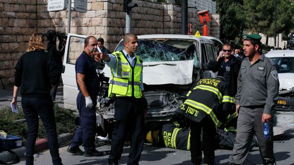 An Israeli police officer gestures in front of the vehicle of a Palestinian motorist who rammed into pedestrians at the scene of the attack in Jerusalem November 5, 2014 - Sputnik International