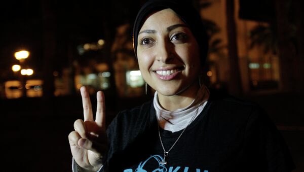 Human rights activist Maryam al-Khawaja flashes the victory sign outside a police station in Muharraq, Bahrain, Thursday, Sept. 18, 2014 - Sputnik International