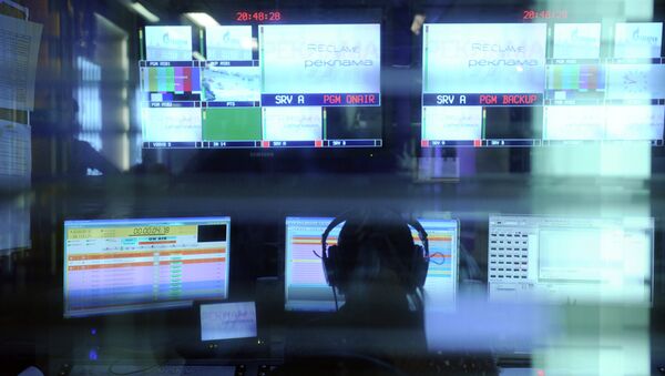 Dozhd TV employees broadcast channel's programs from their studio - Sputnik International
