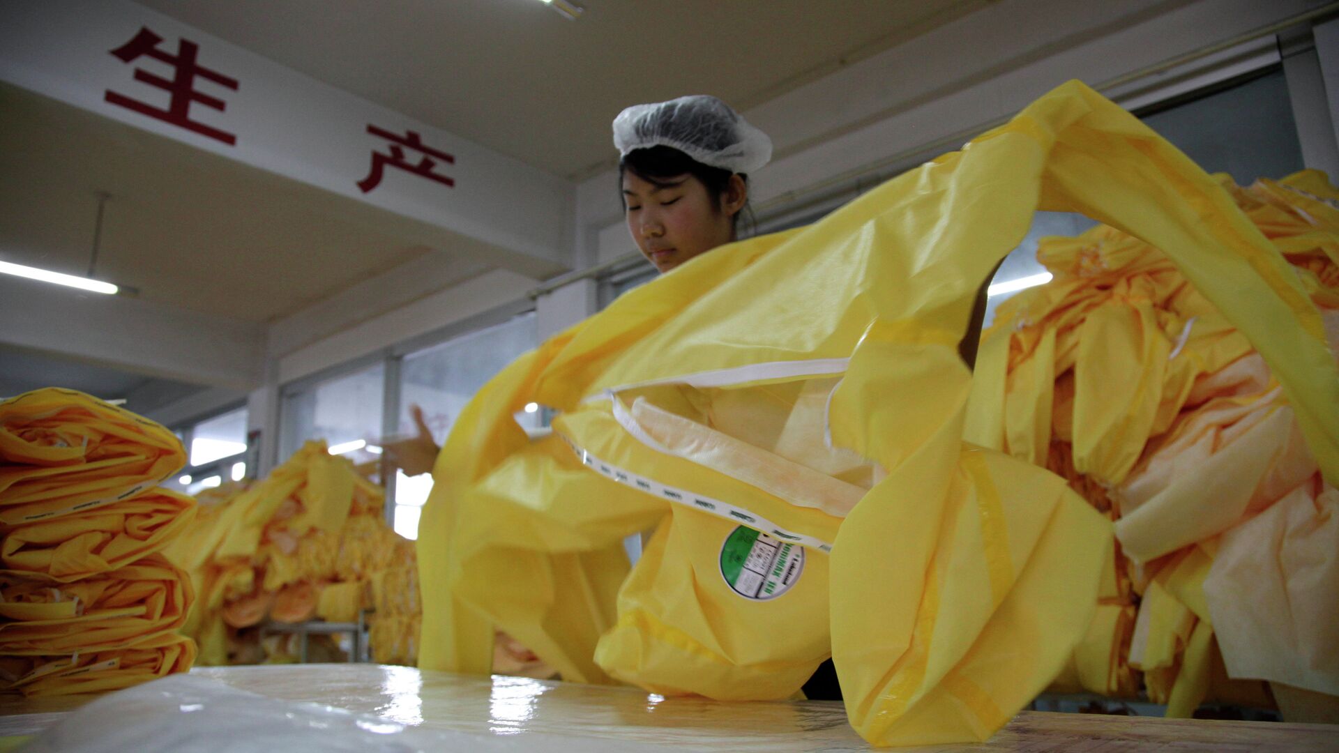 6,000 protective Ebola suits are being made every day in a Chinese factory - Sputnik International, 1920, 27.05.2022