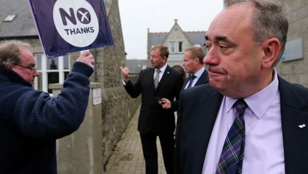 Scotland's First Minister Alex Salmond, looks on at a No campaigner sign during a walkabout in Ellon, Scotland, Thursday, Sept. 18, 2014 - Sputnik International