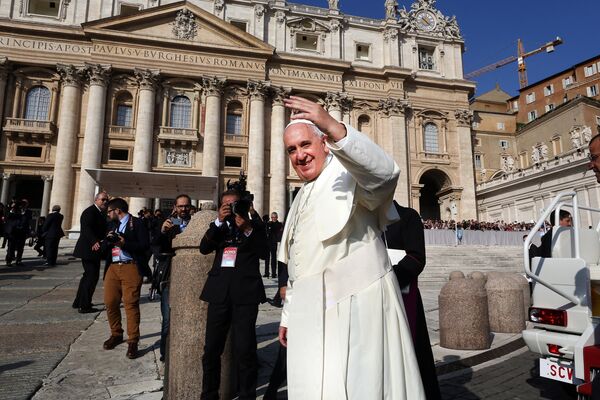 Pope Francis waves to the faithful as he arrives in St. Peter's square - Sputnik International