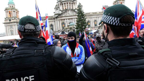 Protesters blocked the road in front of City Hall in Belfast - Sputnik International