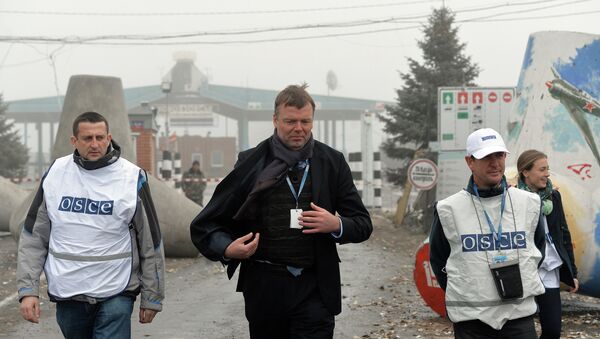 OSCE observers inspect Novoazovsk roadblock - Sputnik International