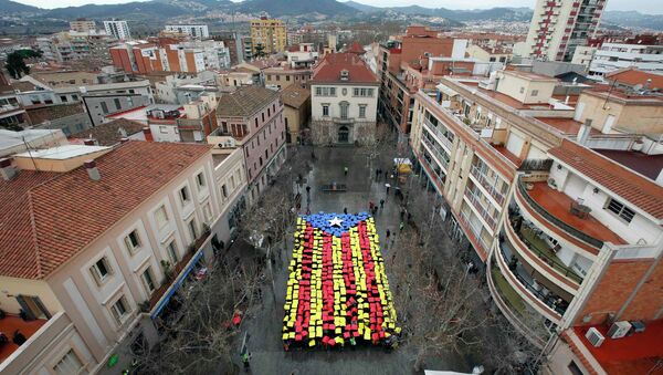 People hold placards to form a giant Estelada, the Catalan separatist flag, in front of the Sant Feliu del Llobregat townhall, near Barcelona February 16, 2014 - Sputnik International