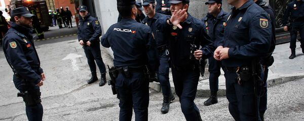 Police stand outside the rear entrance of the Bank of Spain after a fire broke out on the premises in Madrid, November 3, 2014 - Sputnik International
