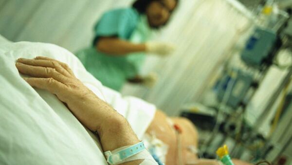 Intensive care. Hand of a patient who is being attended by a nurse in an intensive care unit (ICU) - Sputnik International