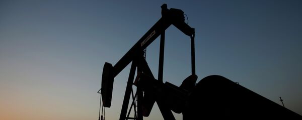 Global oil prices continued falling Friday amid a worsening forecast by OPEC on oil demand by 2035 - Sputnik International