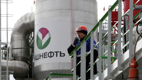 An employee talks on a portable radio set at a refinery owned by Bashneft company in the city of Ufa - Sputnik International