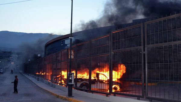 Vehicles set to fire by rural college students, burn at the Governor's Palace in Guerrero's state capital, Chilpancingo, Mexico - Sputnik International