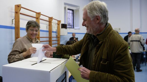 Man casts his ballot in a symbolic independence vote in Barcelona on November 9, 2014. - Sputnik International
