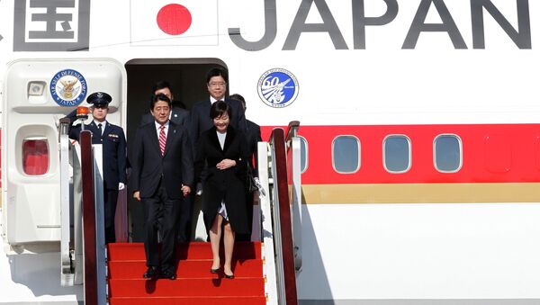 Japanese Prime Minister Shinzo Abe and his wife Akie arrive at the Beijing Capital International Airport November 9, 2014, to attend the Asia Pacific Economic Cooperation (APEC) meetings. - Sputnik International