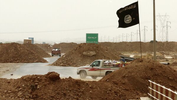 Islamic State militants passing a checkpoint bearing the group's trademark black flag in the village of Maryam Begg in Kirkuk. - Sputnik International