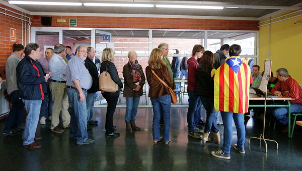 People queue to cast their ballots in a symbolic independence vote at a polling station in Vilassar de Dalt, near Barcelona. - Sputnik International