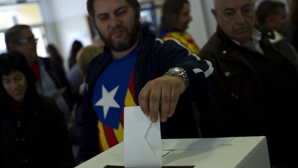 A man with the estelada flag casts his ballot on November 9, 2014. - Sputnik International
