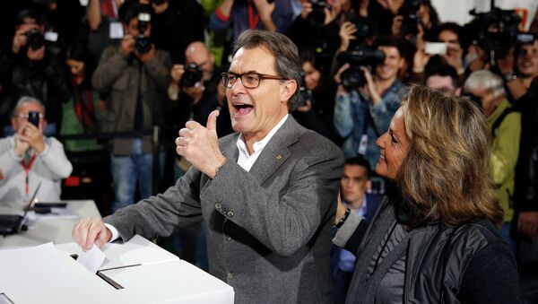 Catalan President Artur Mas and his wife Helena Rakosnik vote in Barcelona on November 9, 2014. - Sputnik International