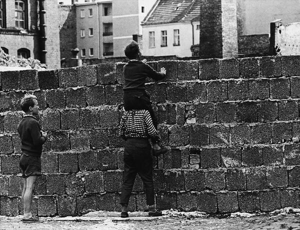 The Fall of the Berlin Wall: End of Divide in Pictures - Sputnik International