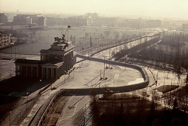 Brandenburg Gate / Arial View / 1962 Berlin, Brandenburg Gate. - Arial view with the Berlin Wall. - Photo, c.1962. Brandenburg Gate / Arial View / 1962 Berlin, Brandenburg Gate. - Arial view with the Berlin Wall. - Photo, c.1962. - Sputnik International