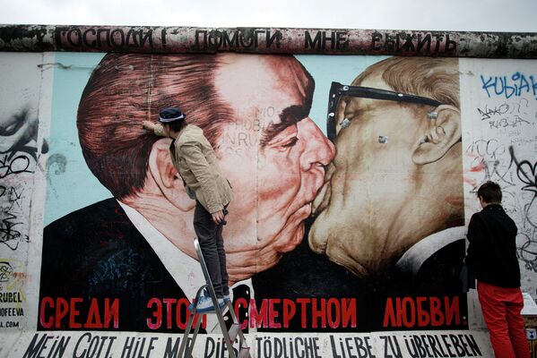 The Fall of the Berlin Wall: End of Divide in Pictures - Sputnik International